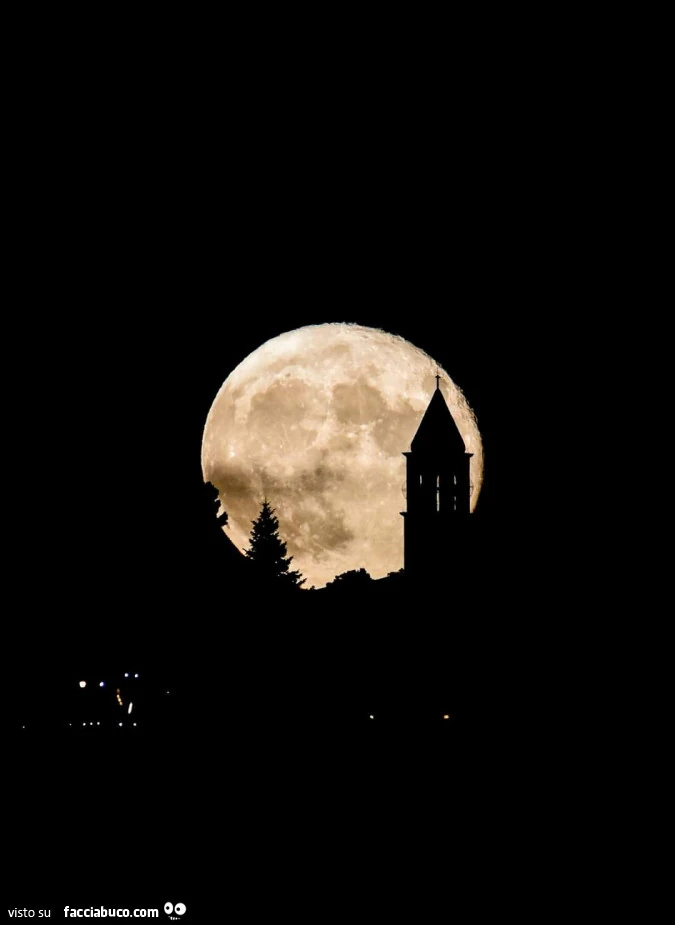 Campanile copre la luna