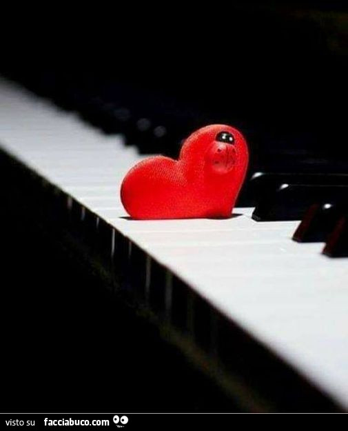 Coccinella cuore su pianoforte