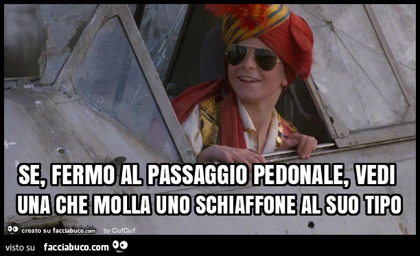 Se, fermo al passaggio pedonale, vedi una che molla uno schiaffone al suo tipo