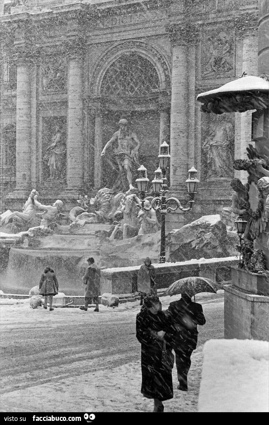 Fontana di Trevi. La fontana più bella del mondo, sotto la nevicata del 1956