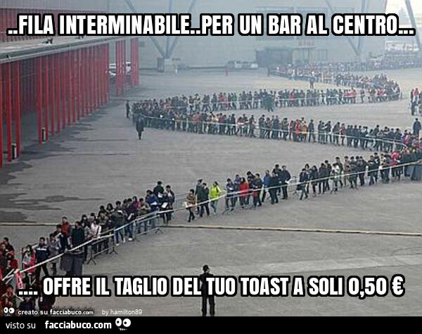 Fila interminabile. Per un bar al centro… offre il taglio del tuo toast a soli 0,50 €
