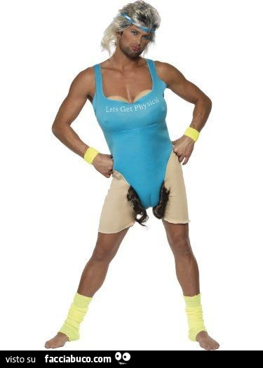 Uomo vestito da donna prosperosa