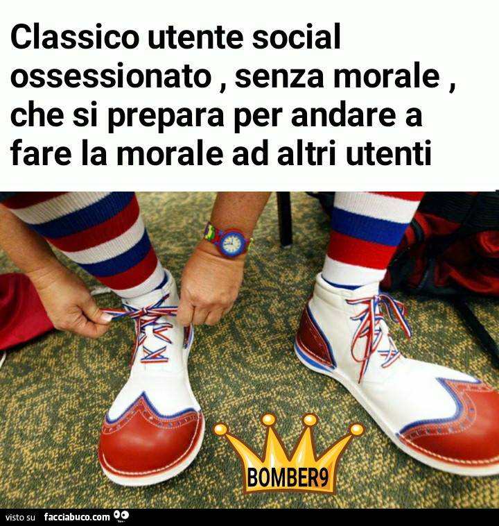 Classico utente social ossessionato senza morale che si prepara per andare a fare la morale