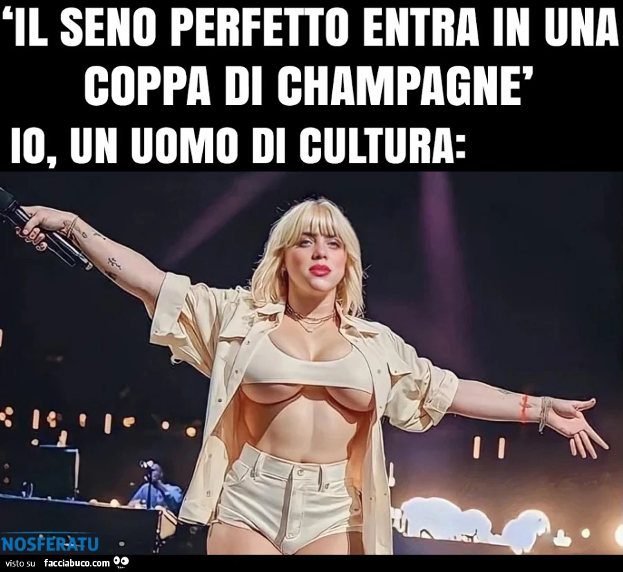 Il seno perfetto entra in una coppa di champagne