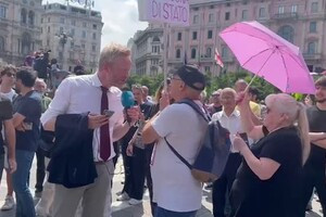 Berlusconi funerali contestatori dementi incivili