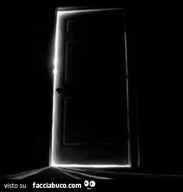 Porta che si apre nell'oscurità