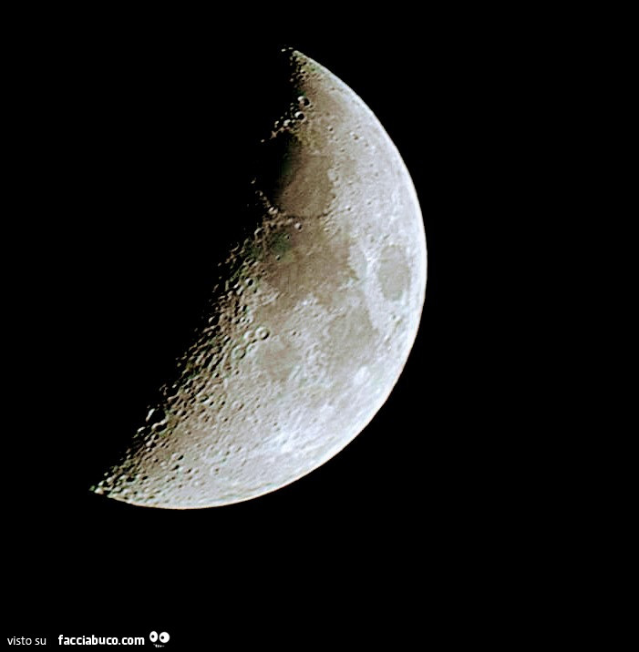 Foto della luna mezza illuminata