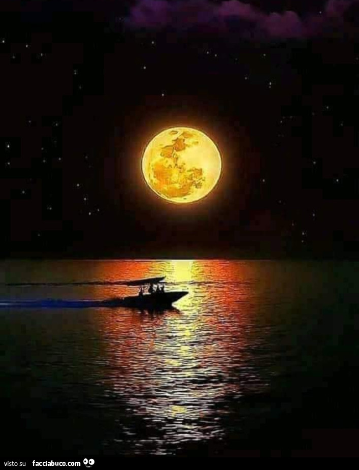 Luna piena luminosa in mare con barca