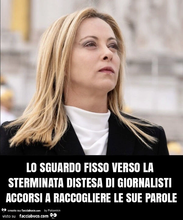Lo sguardo fisso verso la sterminata distesa di giornalisti accorsi a raccogliere le sue parole