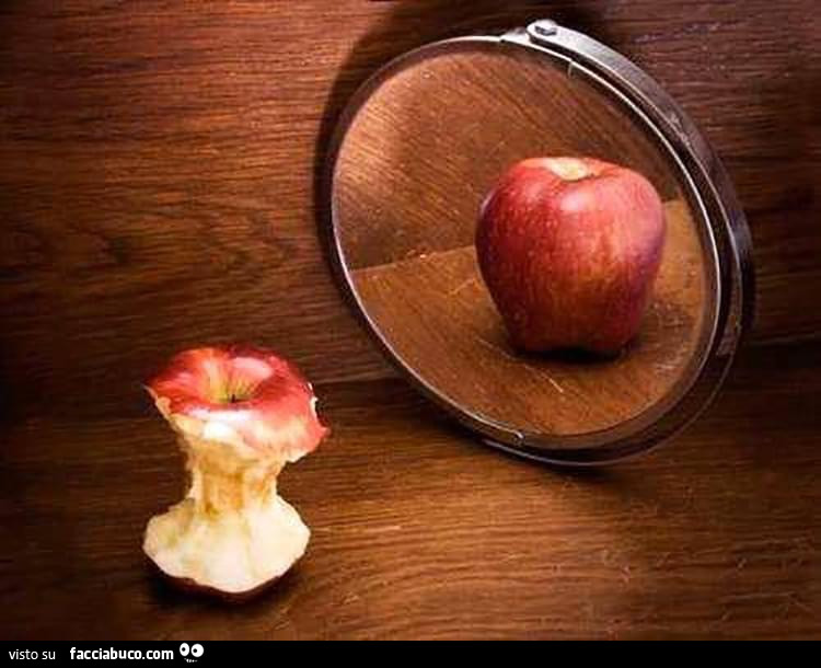Torsolo di mela si guarda allo specchio
