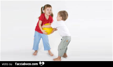Bambini giocano con la palla