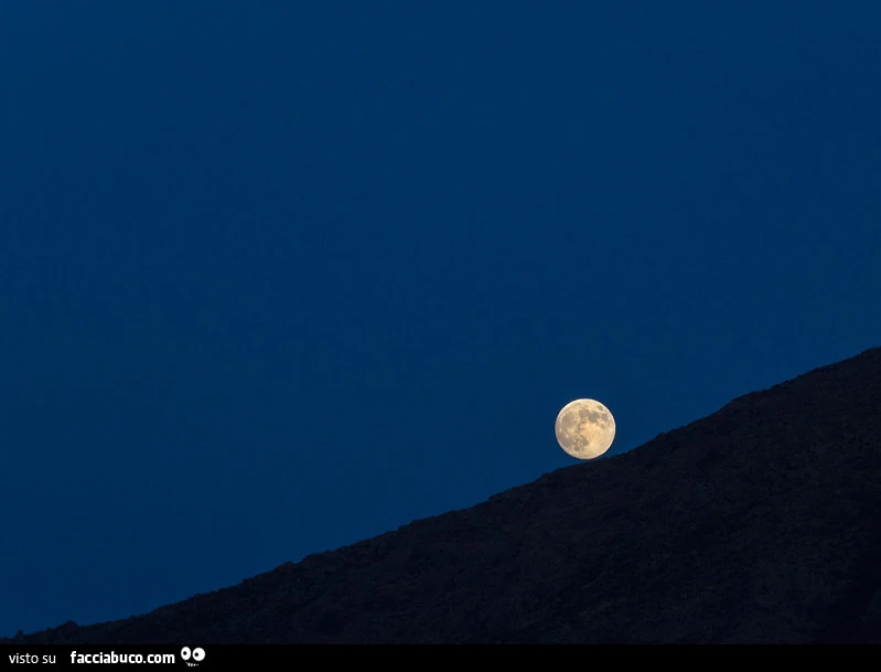 Luna sopra la montagna