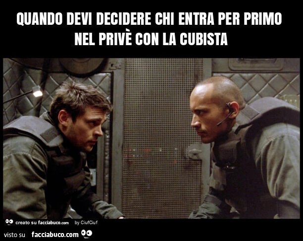 Quando devi decidere chi entra per primo nel privè con la cubista